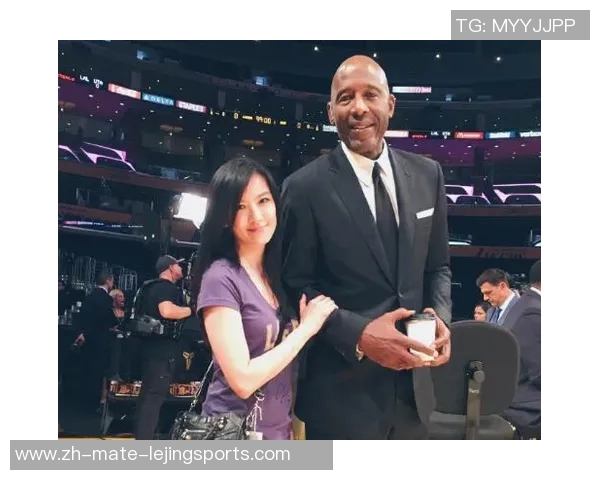 鲁豫与篮球明星亲密合影展现友谊与运动魅力的精彩瞬间