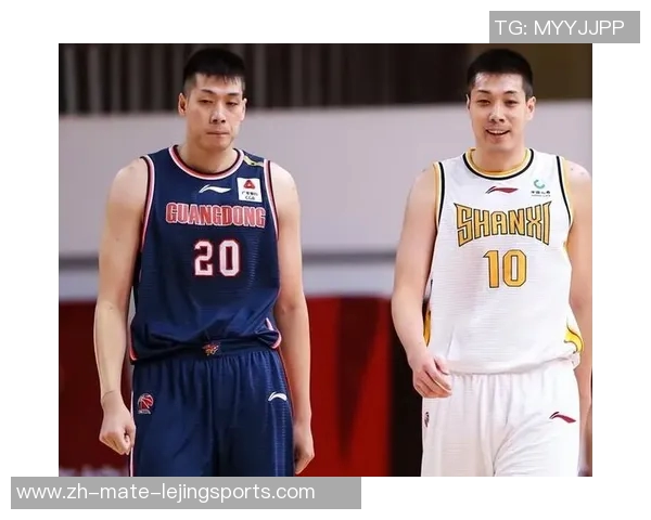 打篮球的明星在赛场上畅饮清凉水分的瞬间捕捉与分享